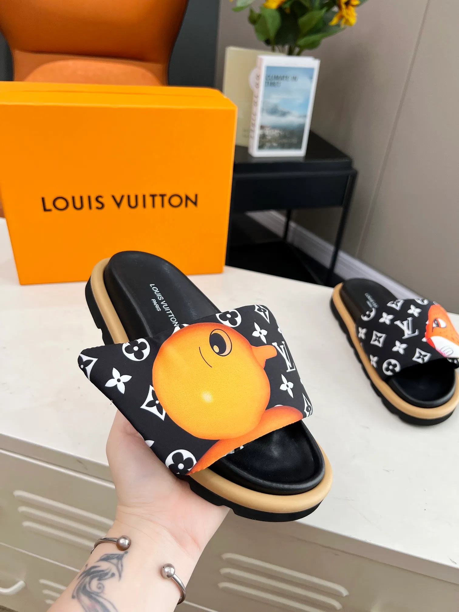 👟👟Ex-factory price 360👟👟 lv donkey brand l home 2024 hot style embossed logo embossed sandals This ol low comfort flat sandals are made of technical fabrics and use high-frequency embossing technology to reinterpret the monogram pattern. Soft padded upper with adjustable Velcro, comfortable and tough insole adds harmonious color ▪️Fabric: Original customized technical fabric ▪️Lining: soft sheepskin lining ▪️Sole: Original open-molded rubber foam outsole Color: .yellow.black▪️